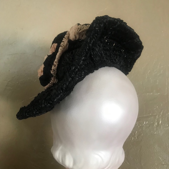 LOVELY 1930s\' SOFT BLACK & LIGHT PINK TILT HAT TRIMMED WITH STRAW \